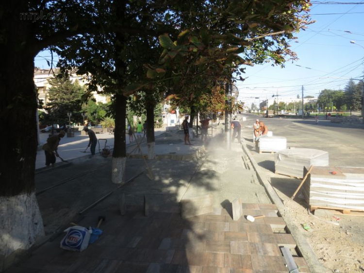 В Мариуполе демонтировали законный МАФ с прозрачной евроостановкой и строят лестницу (ФОТОФАКТ)