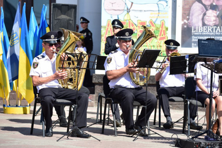Оркестры полиции Закарпатья и Донетчины сыграли в Мариуполе легендарные композиции (ВИДЕО)