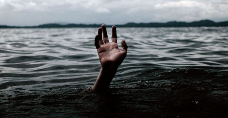 В Мариуполе спасли мужчину, который упал в реку