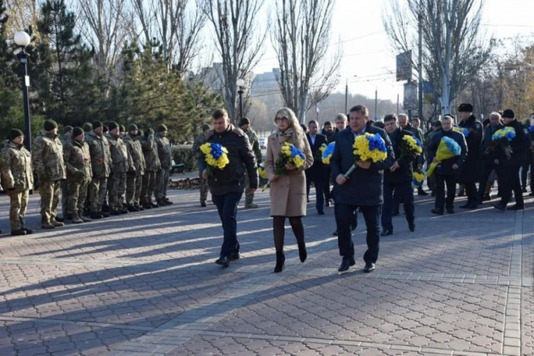 В Мариуполе военные отметили День достоинства и свободы (ФОТО)