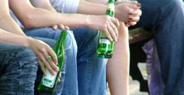 Мариупольцы распивают алкоголь на улицах города и водят пьяными машины: сводка полиции