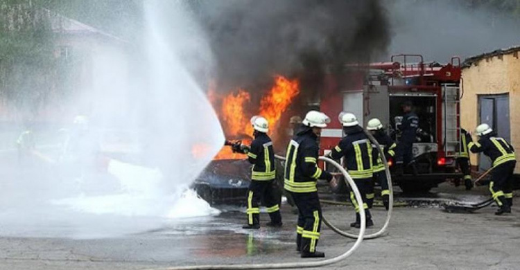 В Мариуполе 9 человек тушили пожар в частном секторе: спасли мужчину