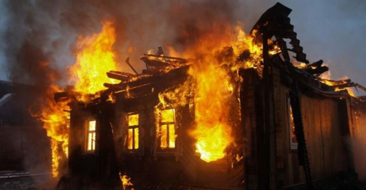 В Мариуполе горел заброшенный дом. С ожогами госпитализирован мужчина