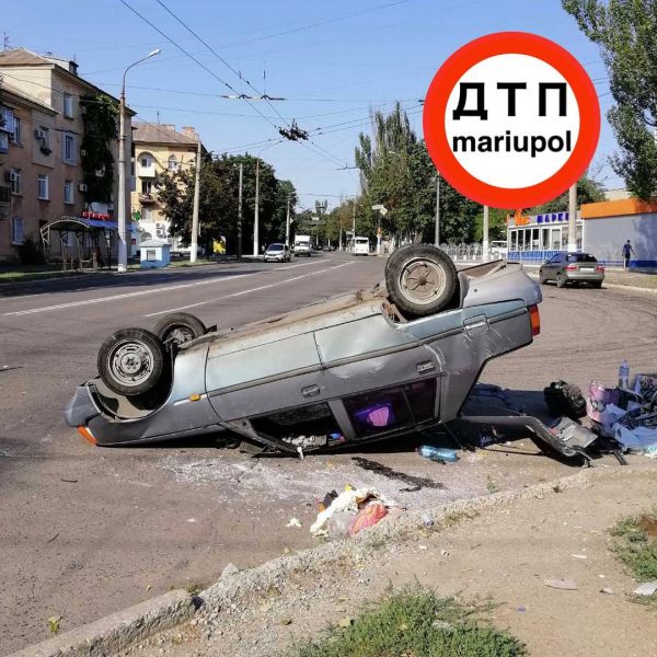 Столкновение двух легковушек в Мариуполе: один автомобиль перевернулся, другой скрылся с места ДТП