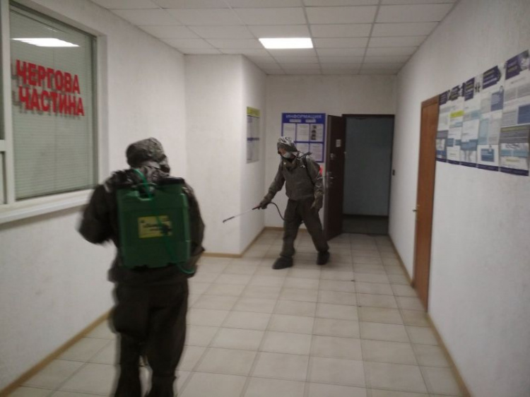 В Мариуполе отделение полиции залили антисептиком
