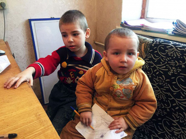 В Донецкой области пятилетний мальчик выпрашивал еду у незнакомых людей (ФОТО)