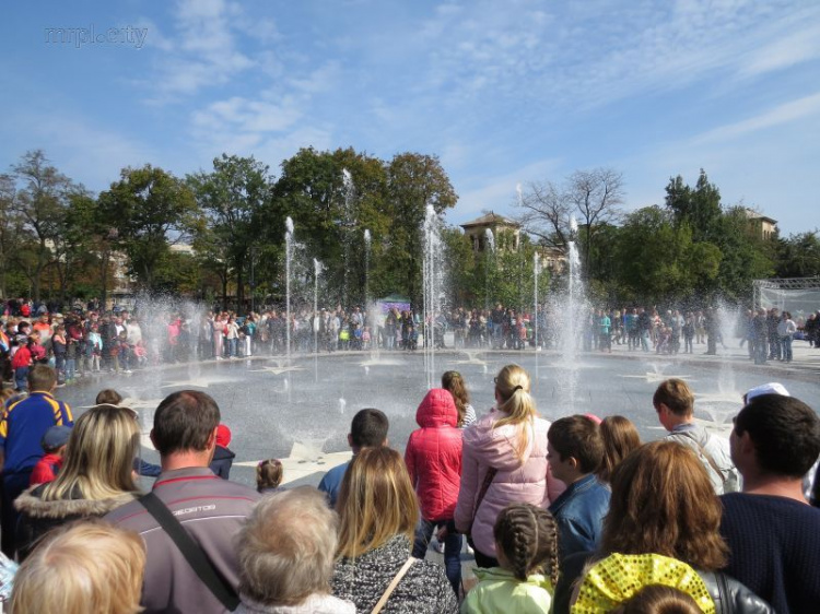 В День города мариупольцы устроили массовое купание в 