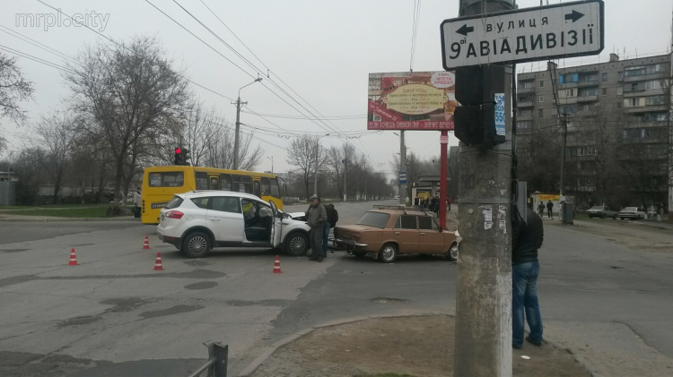 В Мариуполе на пересечении двух улиц произошла авария  (ФОТОФАКТ) (ДОПОЛНЕНО)