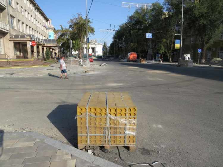 Яркие тактильные панели начали укладывать на обновляемом главном проспекте Мариуполя (ФОТОФАКТ)