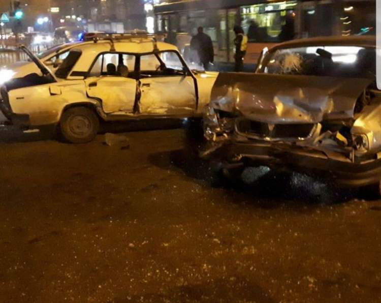 Машины «всмятку»: в центре Мариуполя произошла авария с пострадавшими (ФОТО)