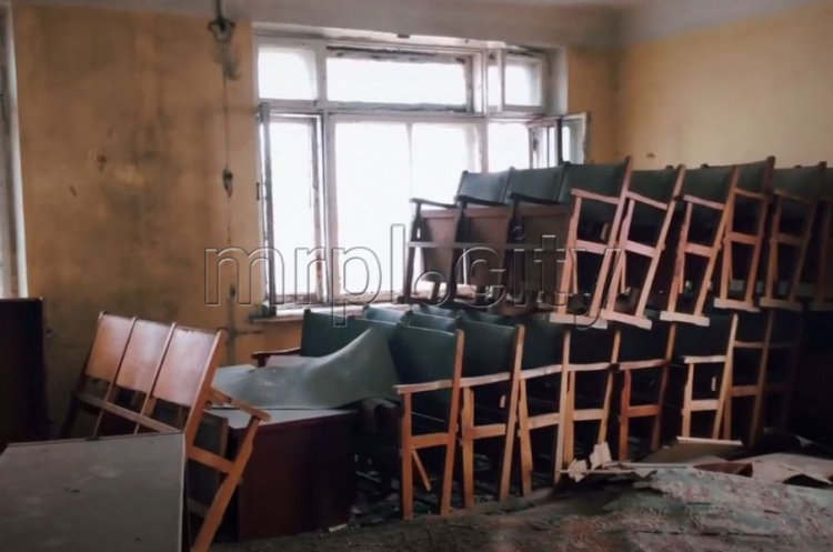 Мариупольская телеведущая показала заброшенное здание «Металлургстроя»