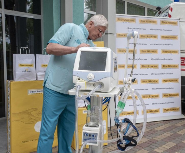 Фонд Рината Ахметова передал Мариуполю аппараты искусственной вентиляции легких (ФОТО)