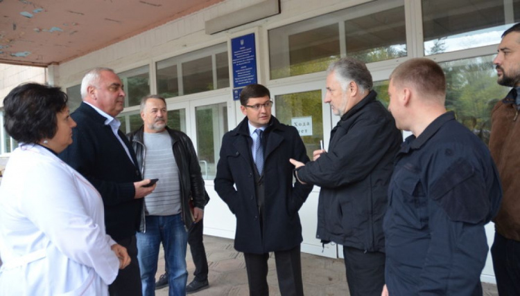 Павел Жебривский внес предложение в интерьер областной больницы в Мариуполе (ФОТО)