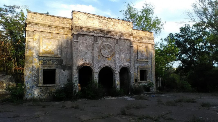 Мариупольцы просят восстановить заброшенный летний театр