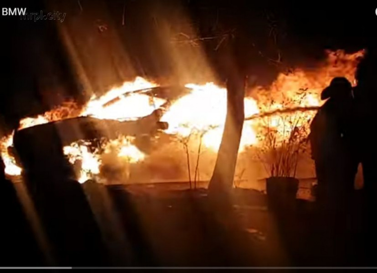 В центре Мариуполя огонь уничтожил иномарку (ВИДЕО+ОБНОВЛЯЕТСЯ)