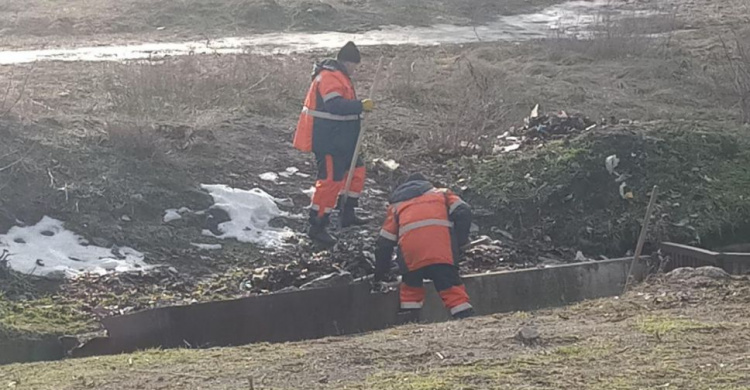 Для предотвращения подтопления в Мариуполе чистят самую проблемную ливневку (ФОТО)