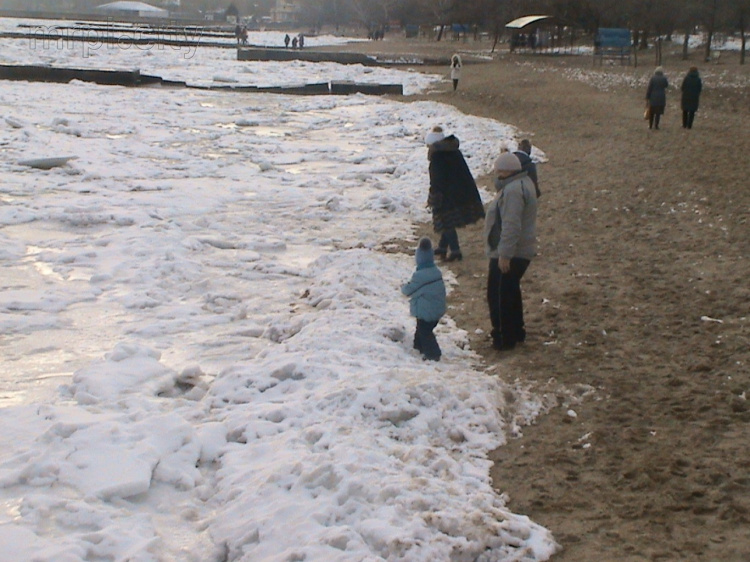 Мариупольские спасатели вернули с тонкого морского льда 38 человек (ФОТО)