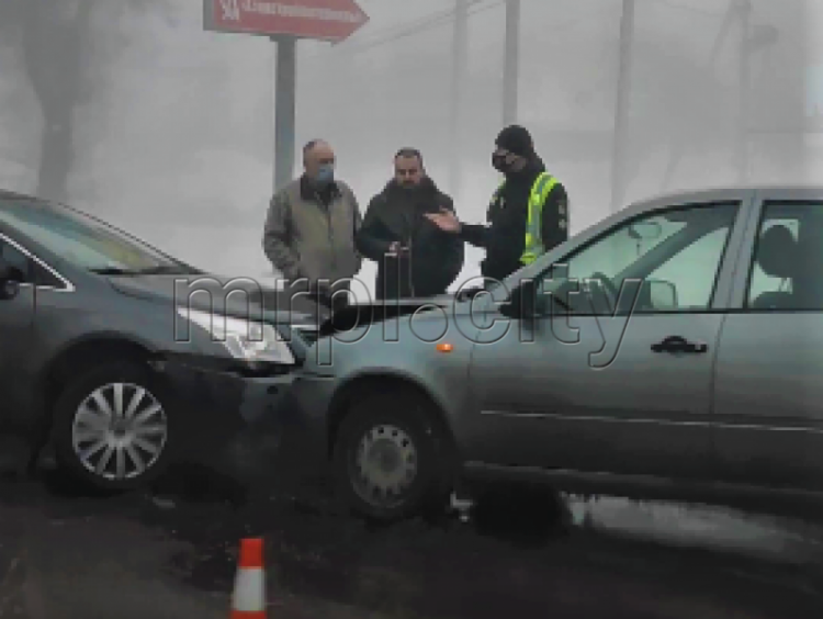 В туманном Мариуполе столкнулись «ВАЗ» и «Тойота»