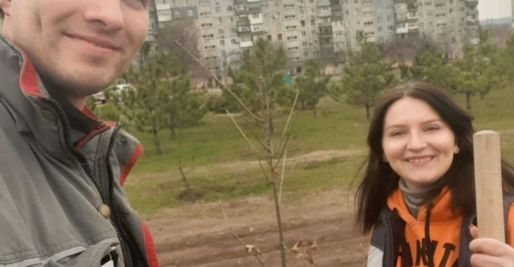 Экологическая эстафета: молодежь меткомбината имени Ильича запустила челлендж по высадке деревьев