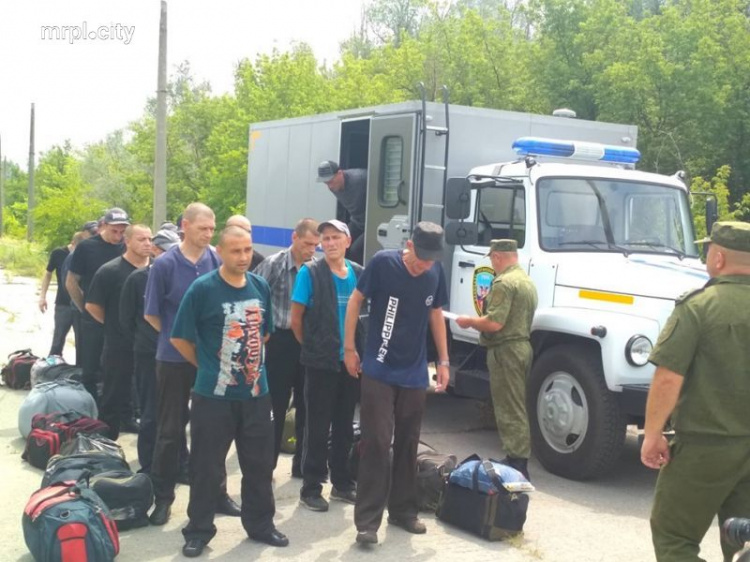 Украина забрала 64 заключенных из оккупированной части Донбасса (ФОТО)
