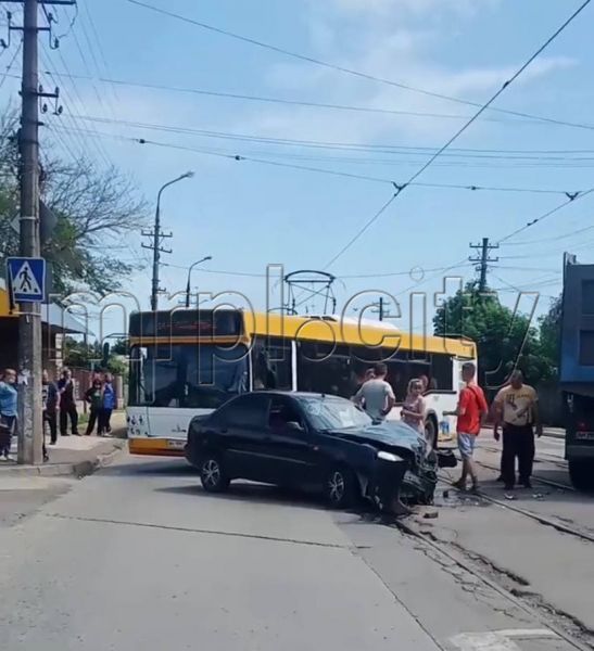 В Мариуполе столкнулись автобус, легковушка и грузовик: заблокировано движение транспорта