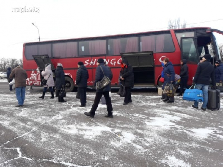 Из-за снегопада автобус из Мариуполя не смог доехать до блокпоста (ФОТО)