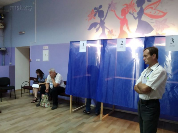 В Мариуполе стартовали парламентские выборы (ФОТО)