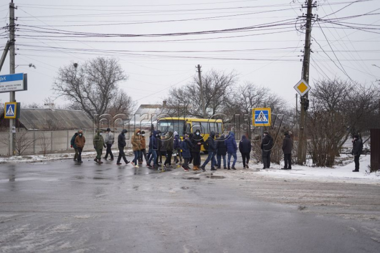 Мариупольцы и жители села Червоное перекрыли дорогу из-за хамства на блокпосту