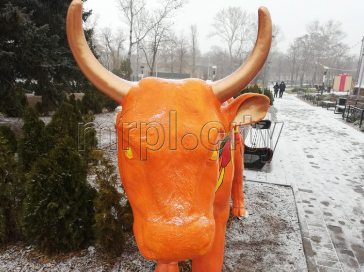 Оседлать быка: в Мариуполе повредили символы 2021 года (ВИДЕО)