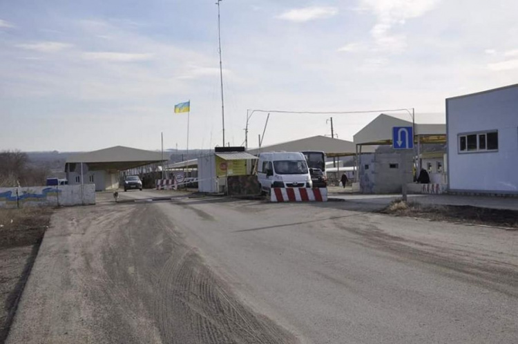 КПВВ на Мариупольской трассе приостановит пропуск через линию разграничения (ФОТО)