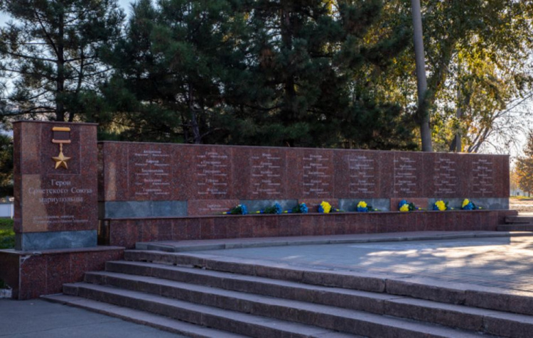 Мариуполь вместе со всей Украиной отмечает годовщину изгнания нацистов