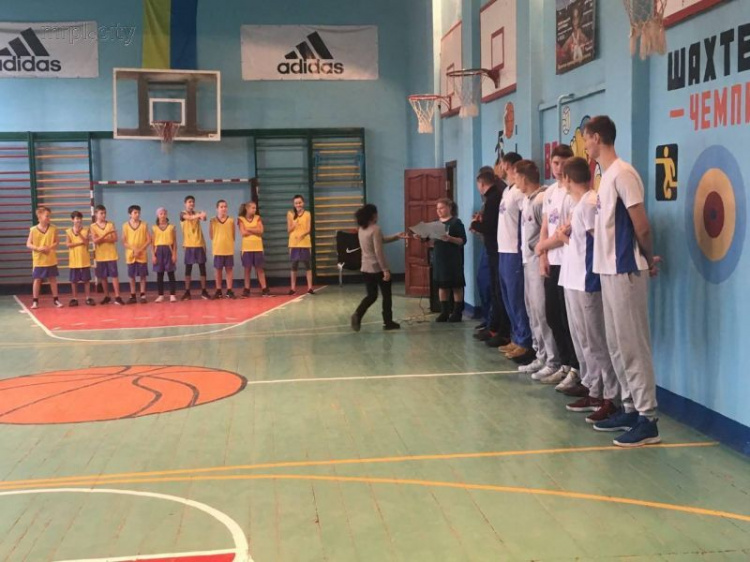 Мариупольские баскетболисты устроили праздник детям школы-интерната (ФОТО)