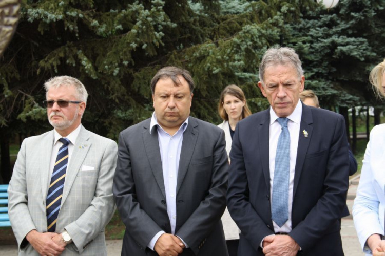 Депутаты Европарламента почтили память морских пограничников в Мариуполе (ФОТО)