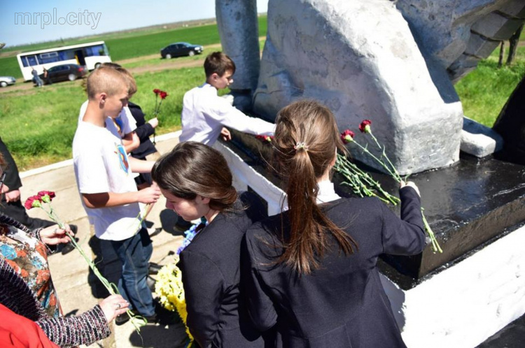 Мариупольские школьники с полицией почтили  память воинов Отечественной войны (ФОТО)
