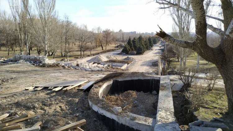 Реконструкция в Мариуполе: когда в парке им. Гурова начнется монтаж фонтанов (ДОПОЛНЕНО ФОТО)