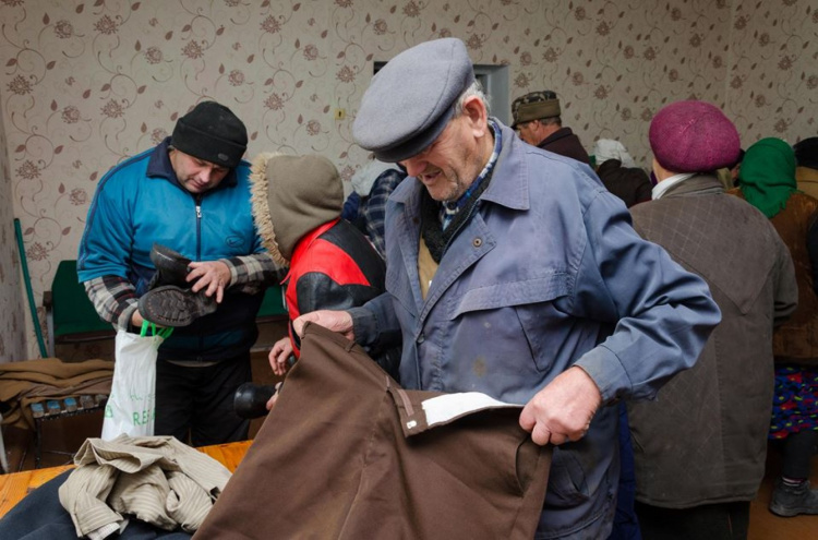 Жители Орловского получили гуманитарную помощь из Мариуполя (ФОТО)