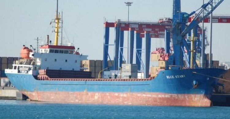 Российские оккупанты захватили в плен экипаж еще одного судна в Мариуполе