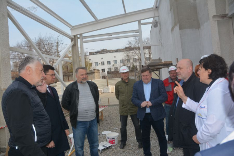 Жебривский раскритиковал работу подрядчика, который задерживает ремонт областной больницы в Мариуполе (ФОТО)