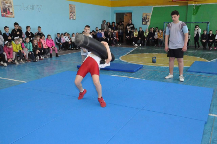 В память воина АТО Алексея Васюкова в Мариуполе провели мастер-классы по борьбе (ФОТО)