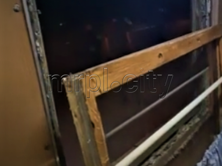 Вместо кондиционера: в поезде «Одесса-Мариуполь» выпало окно (ВИДЕО)