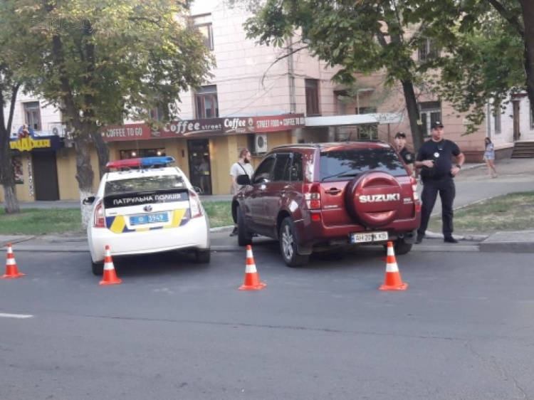 В Мариуполе на пешеходном переходе сбиты мужчина и девушка (ФОТО+ВИДЕО)