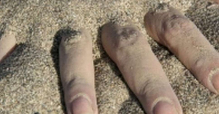 Стали известны подробности гибели детей в завалах песка в Мариуполе