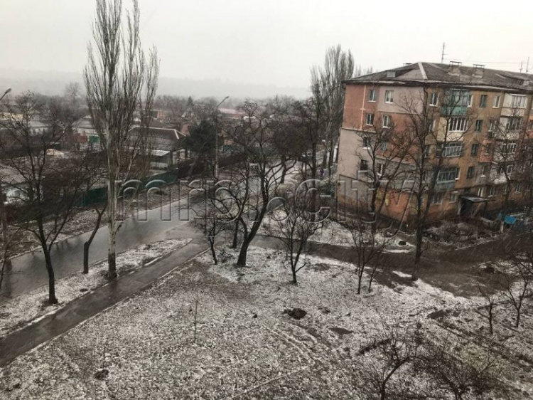 Аномальная погода: Мариуполь «накрыла» снежная крупа (ФОТОФАКТ)