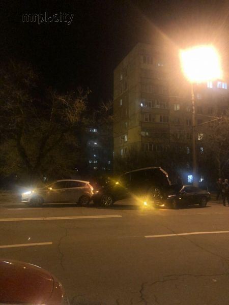 В центре Мариуполя произошло столкновение трех иномарок (ФОТО+ВИДЕО)
