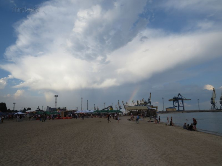 Двойная радуга и полеты мариупольцев над пляжем открыли фестиваль MRPL City 2018 (ФОТОФАКТ)