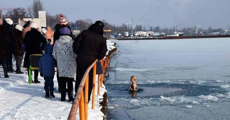 Полторы тысячи мариупольцев окунулись в ледяное море на Крещение Господне