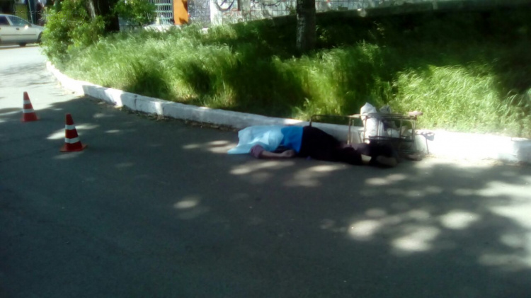 В мариупольском сквере нашли мертвую пенсионерку (ФОТО)