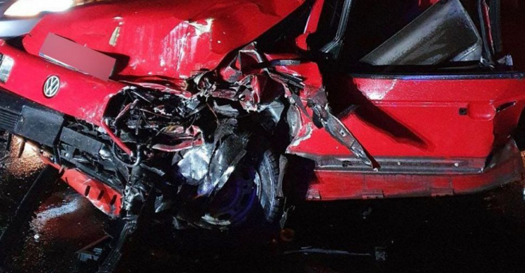 В Мариуполе - два «пьяных» ДТП: один «Volkswagen» протаранил три авто, другой – врезался в бордюр