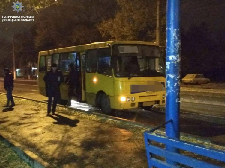 Салон маршрутки в Мариуполе залило горячей жидкостью. Автобус вышел на линию с поломкой (ФОТО)