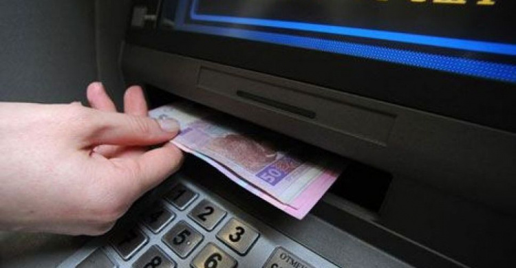 Мариуполец, обслуживая банкоматы, «снимал» деньги клиентов